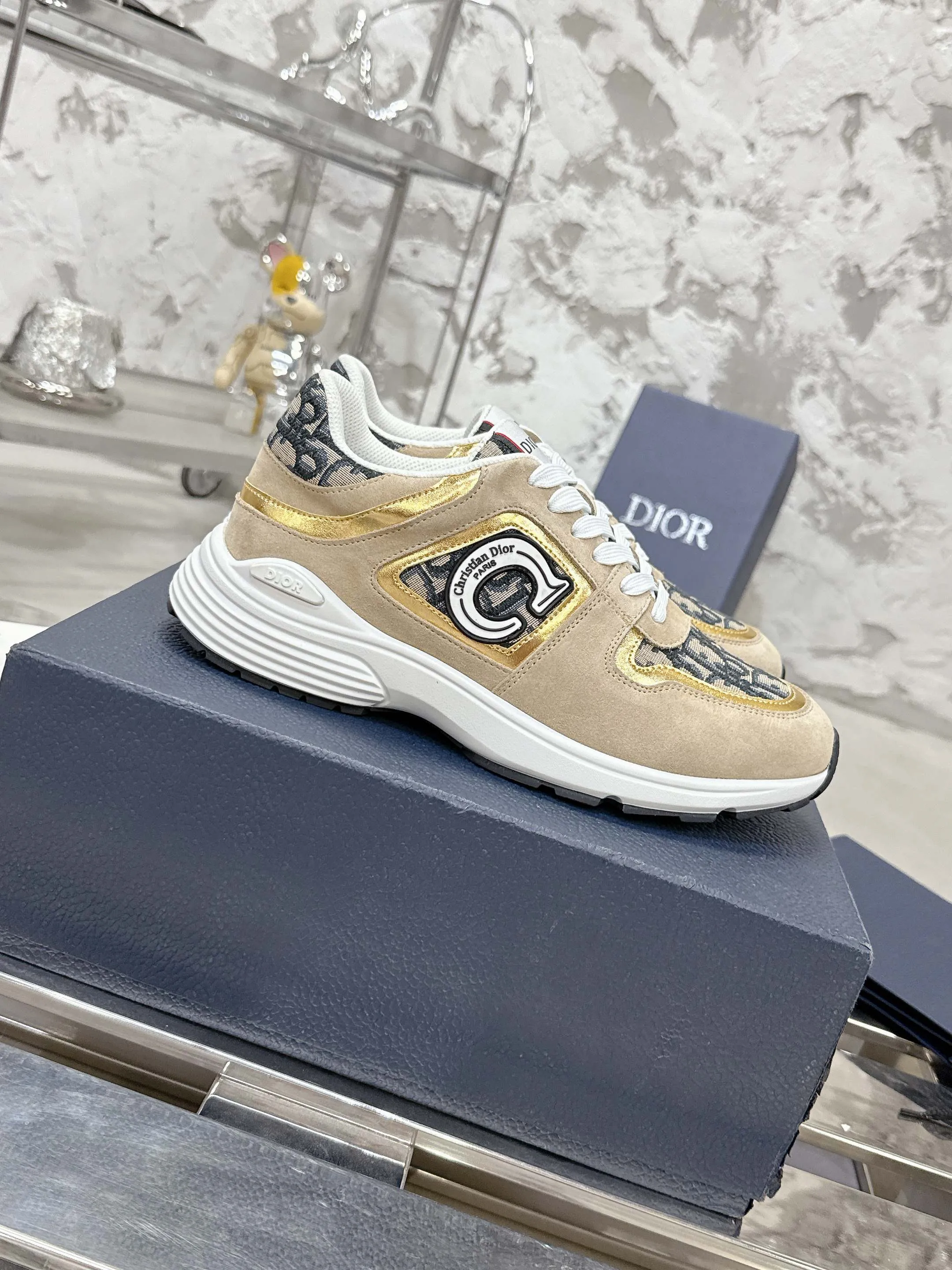👟👟Ex-factory price 540👟👟 Dior Dior’s latest color matching B30 series dad sneakers. Original version 18,000💰 purchased for development and production. Brand new B30 sneakers. Dad Shoes style shoes that follow the trend of the retro market. The Dior logo on the tongue also indicates that this pair of shoes is the B30 model! B30 uses fine-textured leather and mesh cloth materials to form a shoe body. There are conspicuous letters CD on both sides of the shoe body to indicate identity. Many lines on the shoe body outline details to make the shoes look less monotonous and full of retro flavor. The delivery counter is exquisitely packaged🛍📦 ▪️Fabric: Original customized technical fabric + mesh ▪️Inner lining: Customized breathable lining ▪️Outsole: Original molded IP foam + TPU outsole ▪️Sole thickness: 3.5CM ▪️Size: Men’s size 39-45